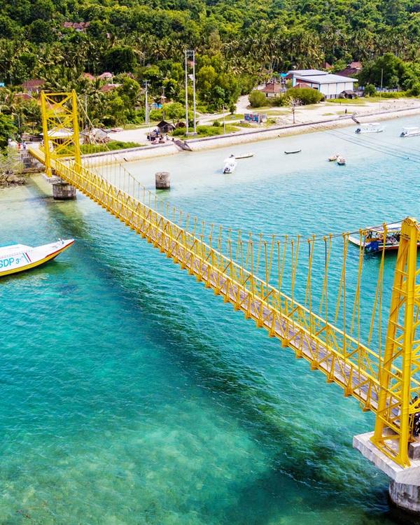 The yellow suspension bridge linking Nusa Lembongan and Nusa Ceningan over a turquoise channel