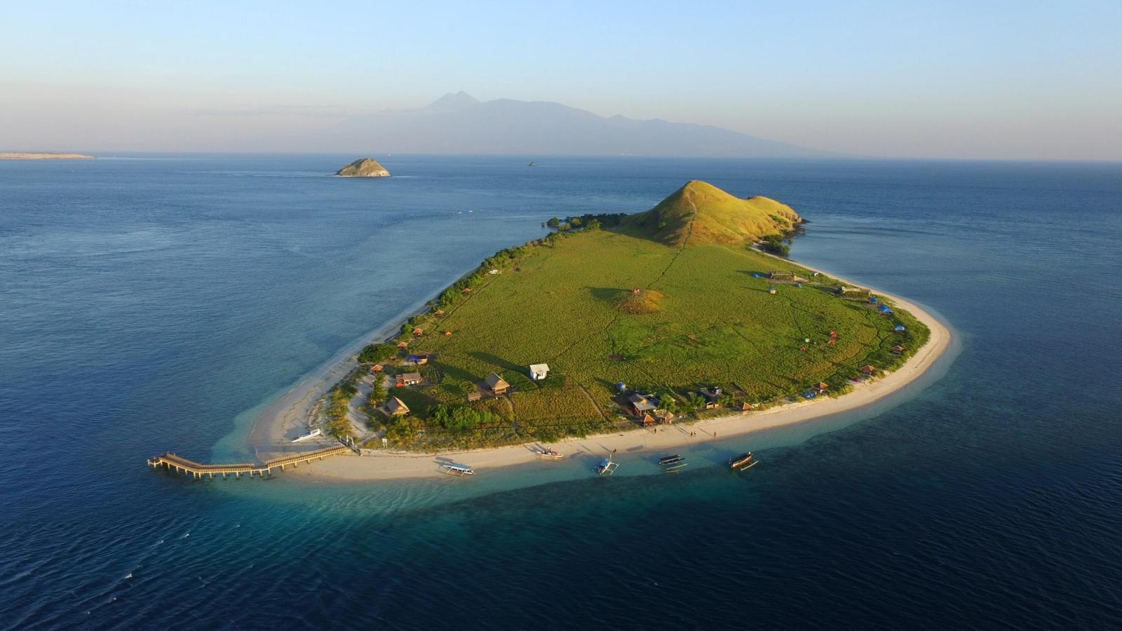 7 Days in West Sumbawa: Whale Sharks, Moyo Island and Kenawa — Pulau kenawa