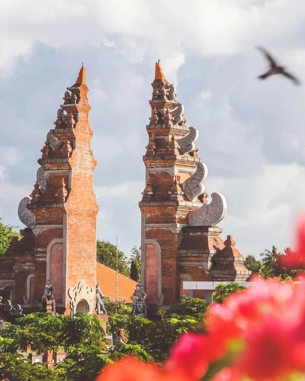 Across Indonesia — Bali culture, Java volcanoes, Komodo islands and Lombok beaches