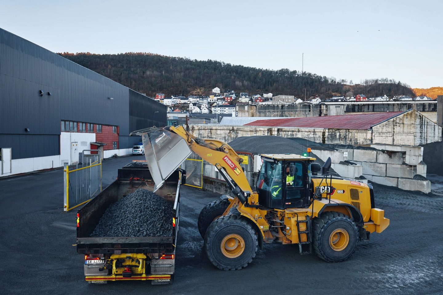 Hjullaster tipper masser rett på lastebilplan