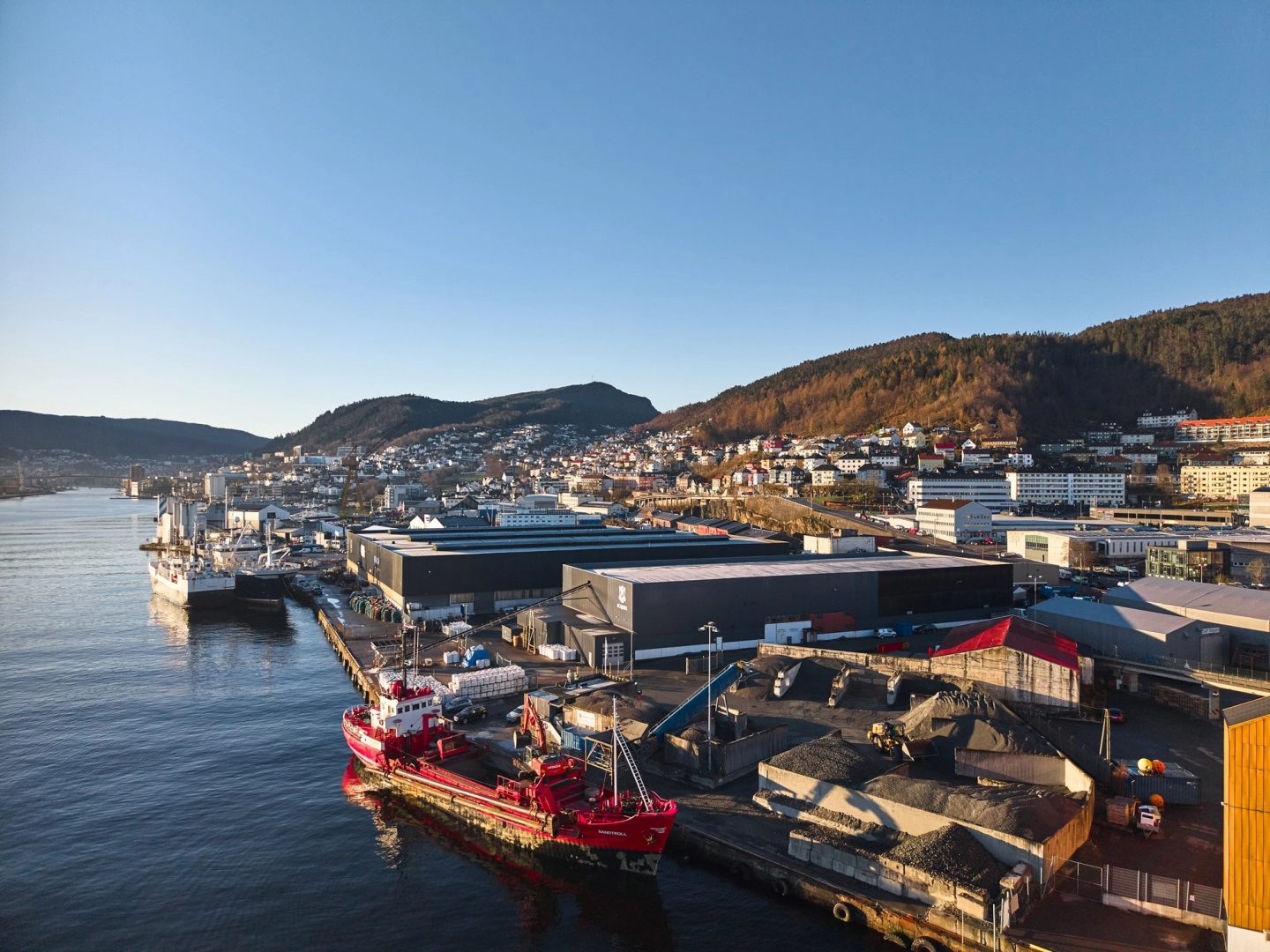 Oversiktsbilde fra lufta av utsalget på Laksevågneset med Byfjorden
