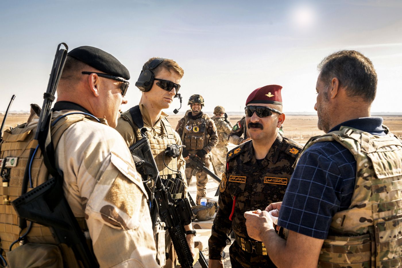 Operation Inherent Resolve: Norske soldater fra NORTU 5 (Norwegian Task Unit) i samtale med irakere i Anbar, Irak. *** Local Caption *** Operation Inherent Resolve: Norwegian troops assigned to Norwegian Task Unit 5 in conversation with Iraqi collegaues, durin a Key Leader Engagement in Anbar, Iraq.