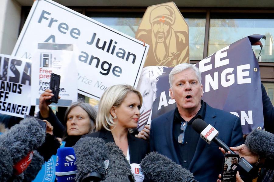 USA utvider tiltalen mot Assange ti dager før bevisfristen går ut.