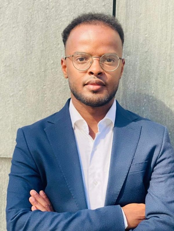 Ismail Ali Hussein kom til Norge som 16-årig enslig asylsøker. Han fikk jobberfaring gjennom vikarbyrå, og vil kjempe for at den veien til arbeidslivet består.