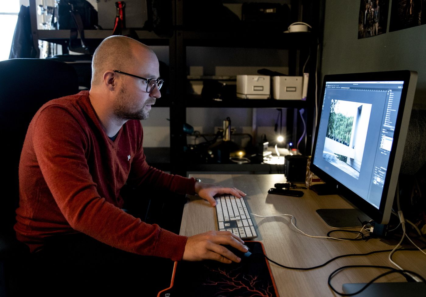 Frilansundersøkelsen om levekår for norske mediefrilansere legges fram denne uka, kort oppsummert: lav lønn, dårlig sikkerhetsnett, men høy trivsel. Jeg har snakket med fotograf Benjamin Ward som ble utbrent og måtte gå fra å jobbe journalistisk til å drive med content marketing. 
  
 Foto: Tom Henning Bratlie