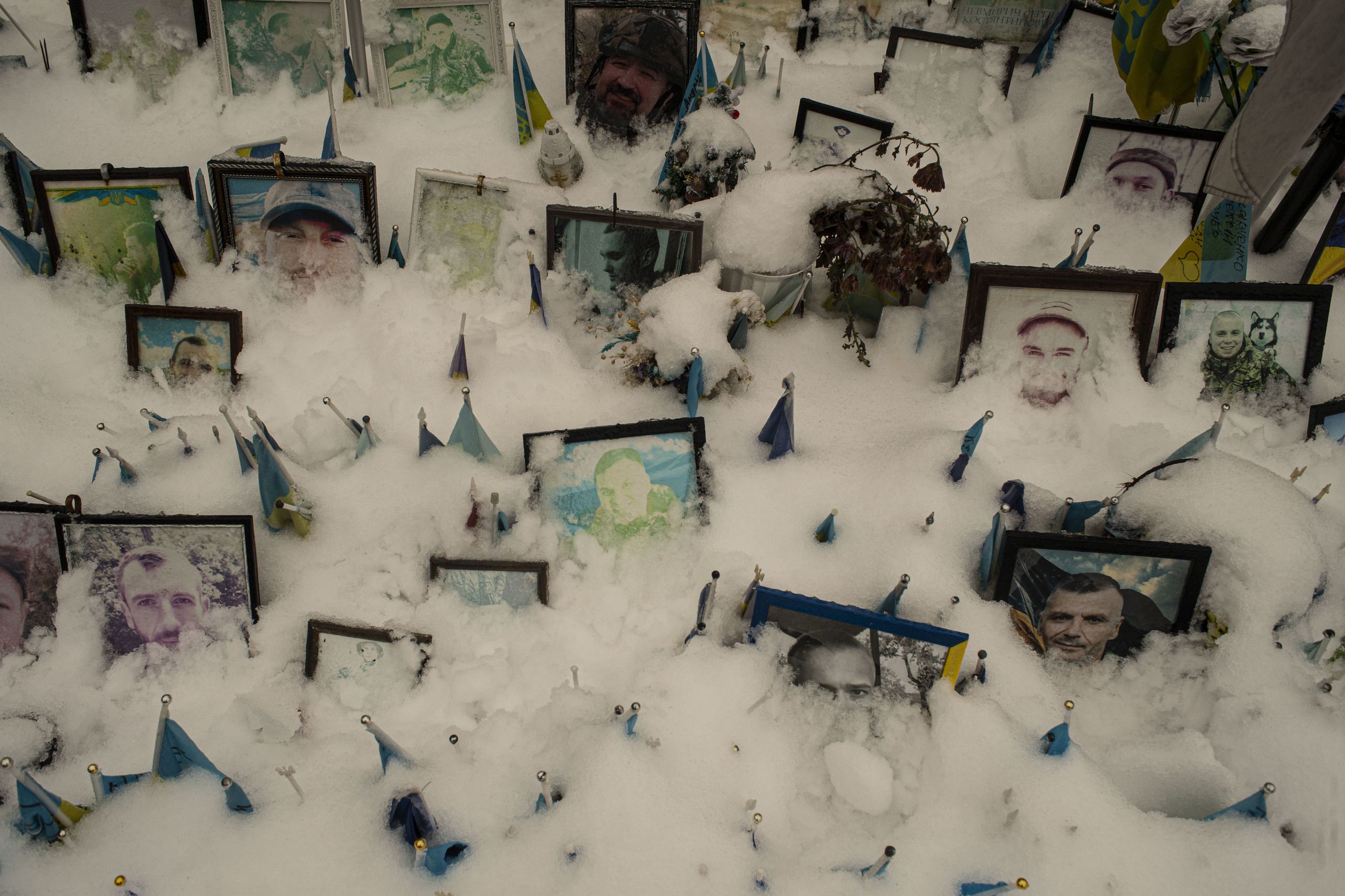 MINNES: Bilder av døde soldater ved et improvisert minnesmerke i sentrum av Kyiv.