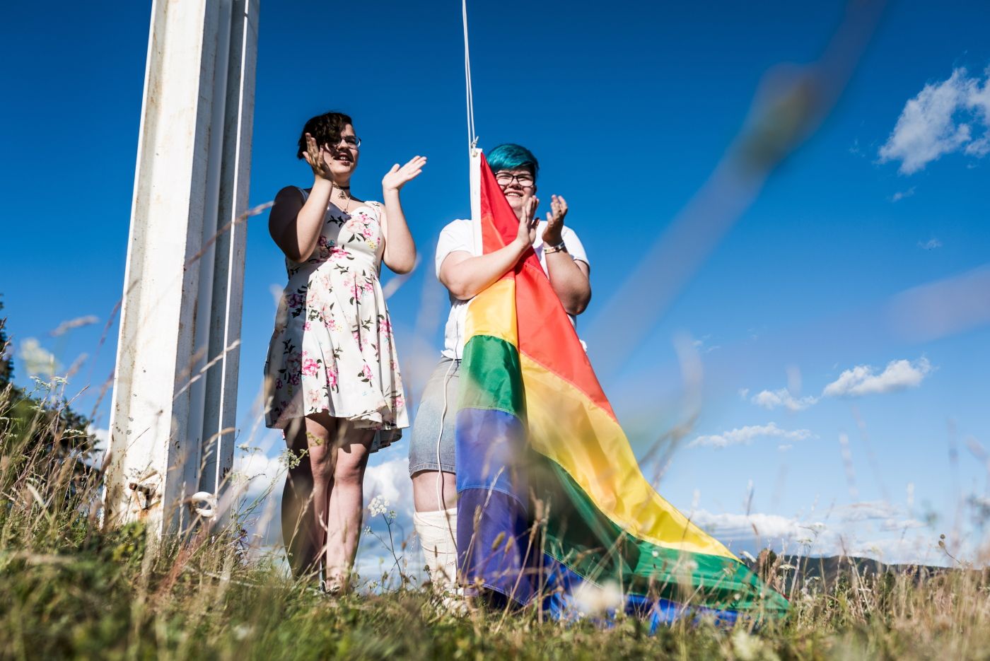 Jaren 28.06.18: Søsknene Ellen-Sofie og Mikael Myhre Kanten heiste regnbueflagget under Hadeland Pride på Jaren. Foto: John Trygve Tollefsen.