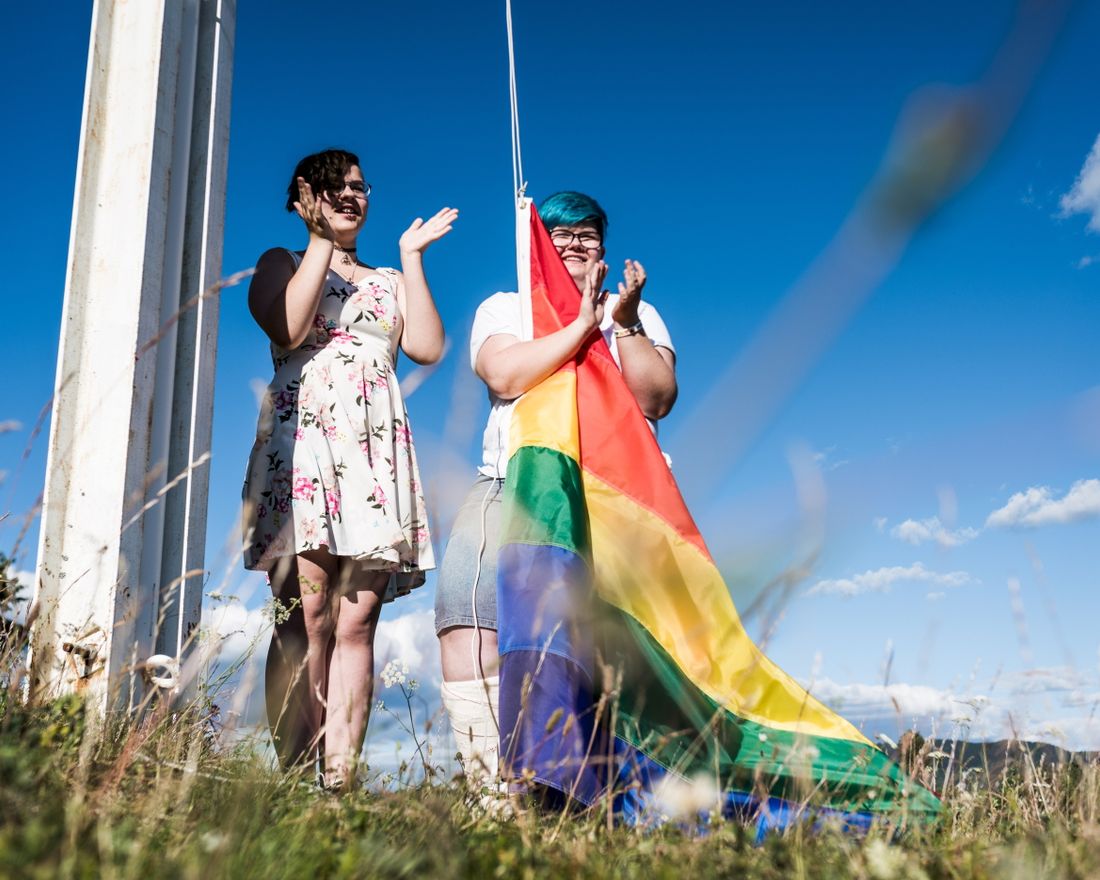 Jaren 28.06.18: Søsknene Ellen-Sofie og Mikael Myhre Kanten heiste regnbueflagget under Hadeland Pride på Jaren. Foto: John Trygve Tollefsen.