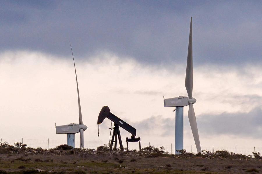 En overgang til fornybare energikilder ville fjerne en av de mest ødeleggende kreftene i dagens kapitalistiske system.