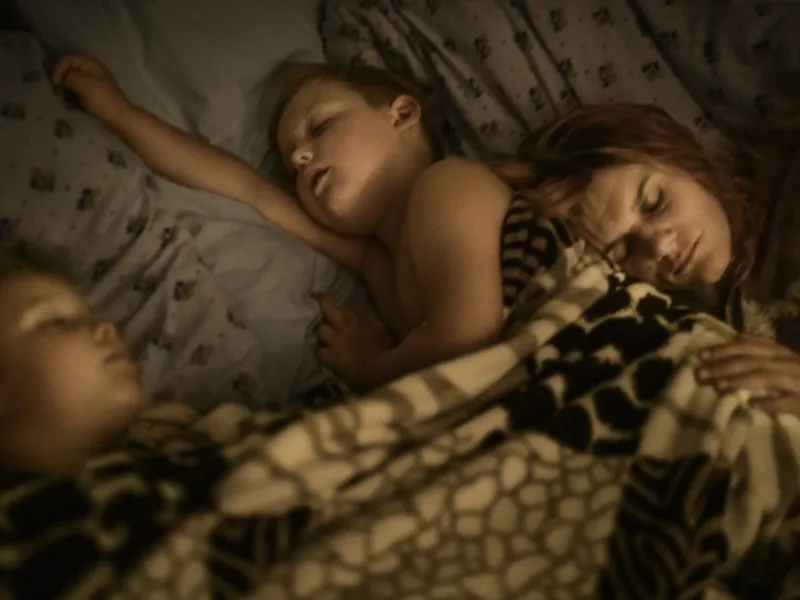 VOKTER: Aleksandra holder Vakaris og Dovydas tettest mulig til seg. Hun er redd noe skal skje dem.