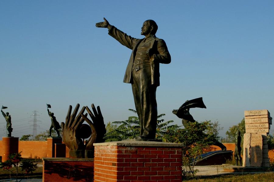 I gamle østblokkland finner man Josef Stalins støvler på en statuekirkegård.