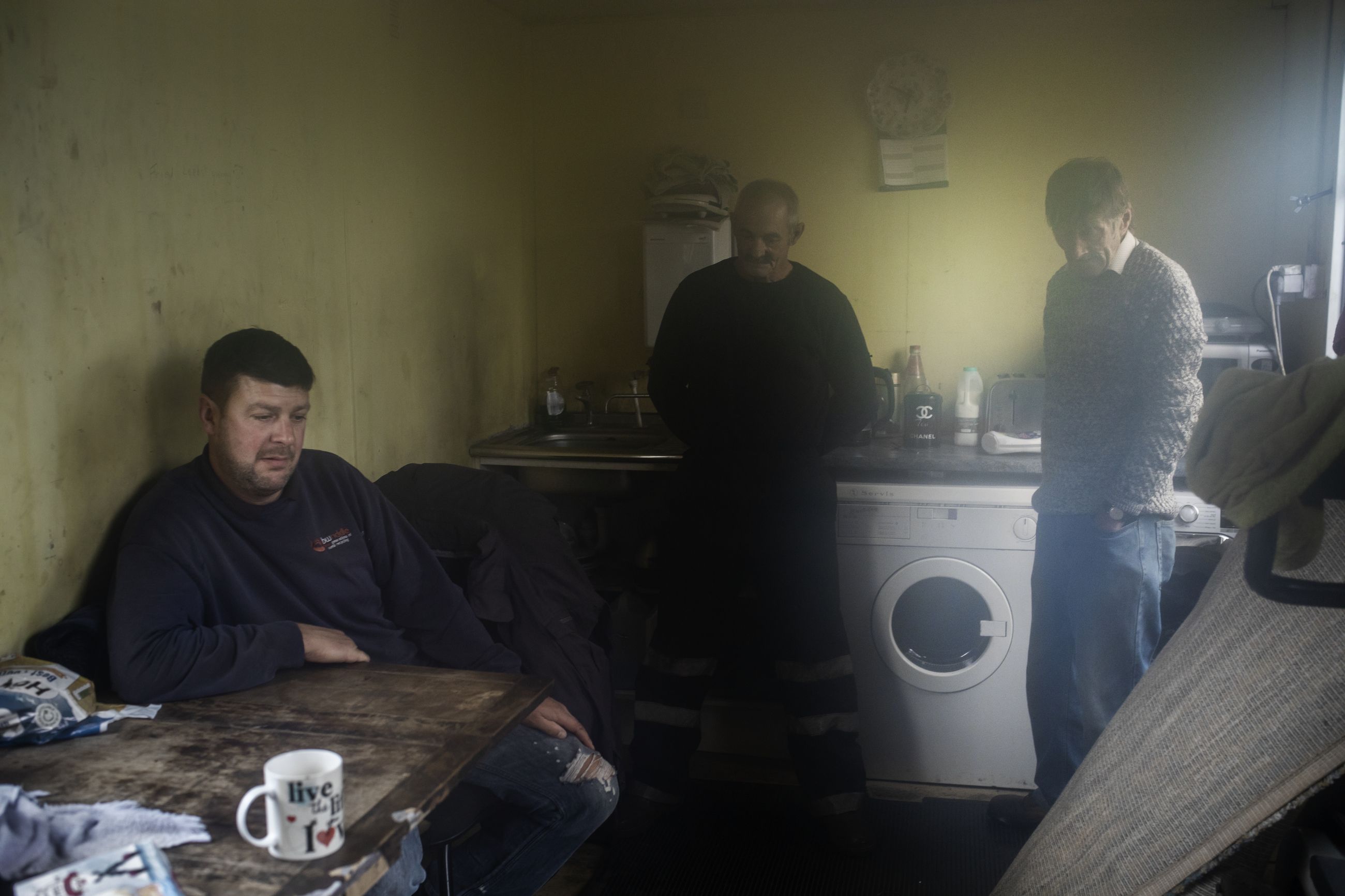 VENTETID: David «Trig» Sherwin, Raymond Keal og Albert Horrey på brakka på Boston Metal Recycling.