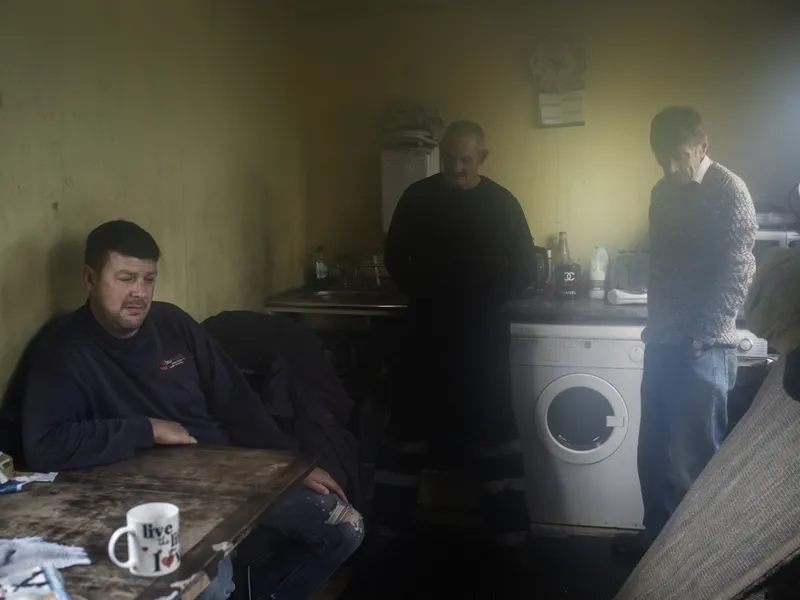 VENTETID: David «Trig» Sherwin, Raymond Keal og Albert Horrey på brakka på Boston Metal Recycling.