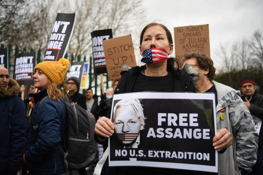 Julian Assange sitter korona-fast i fengsel Svensk pressetopp ber Sverige stille opp