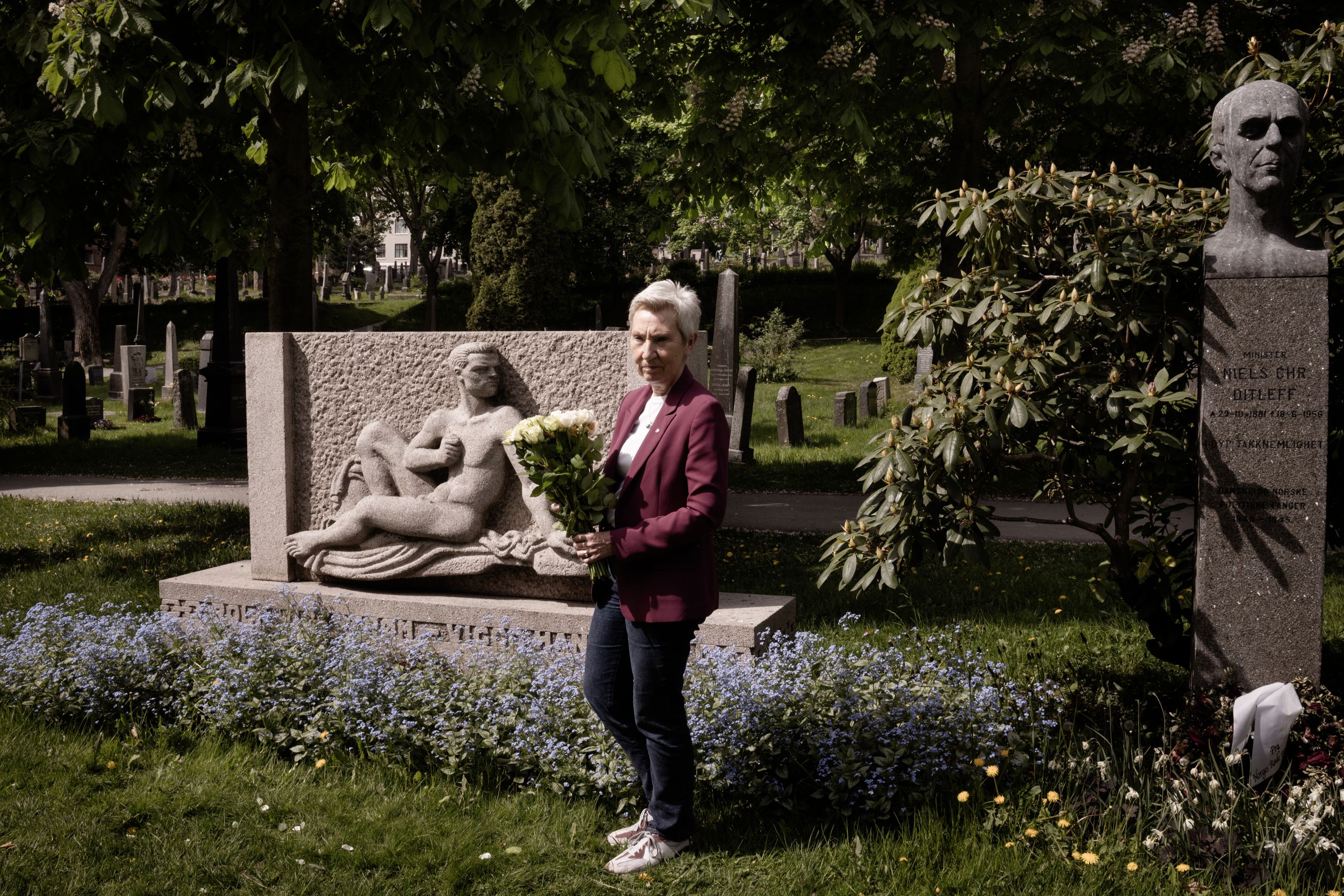 HEDER: Tidligere LO-leder Peggy Hessen Følsvik besøker graven til fagforeningsmennene Viggo Hansteen og Rolf Wickstrøm, som ble henrettet av nazistene under krigen.