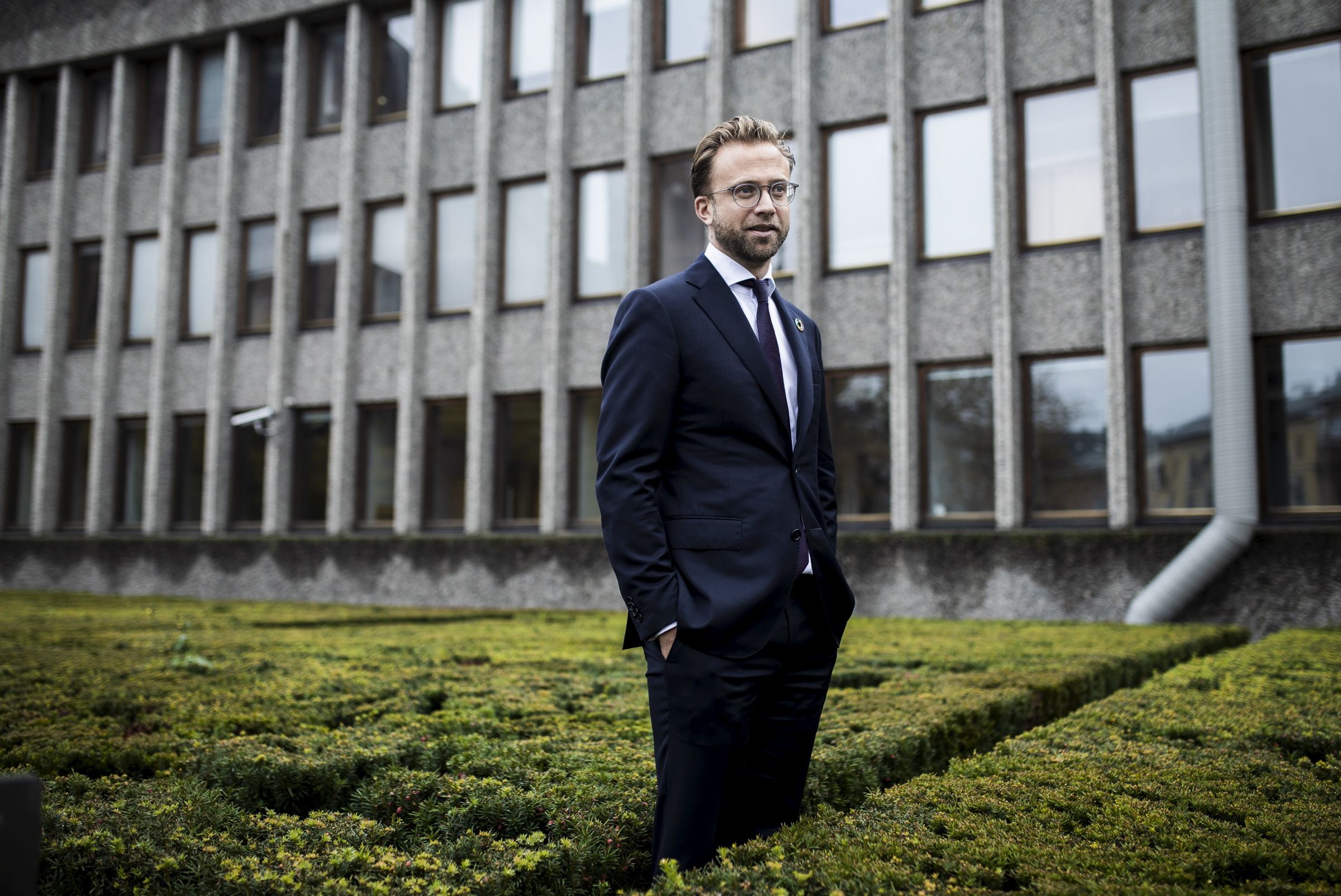 20191018 - Oslo, Norge. Digitaliseringsminister Nikolai Astrup (H) utenfor Y-blokka i regjeringskvartalet.