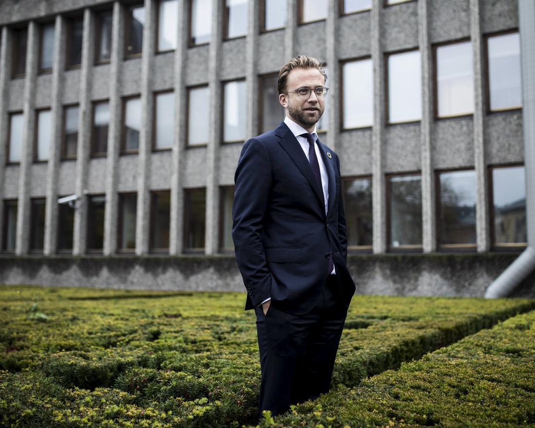 20191018 - Oslo, Norge. Digitaliseringsminister Nikolai Astrup (H) utenfor Y-blokka i regjeringskvartalet.