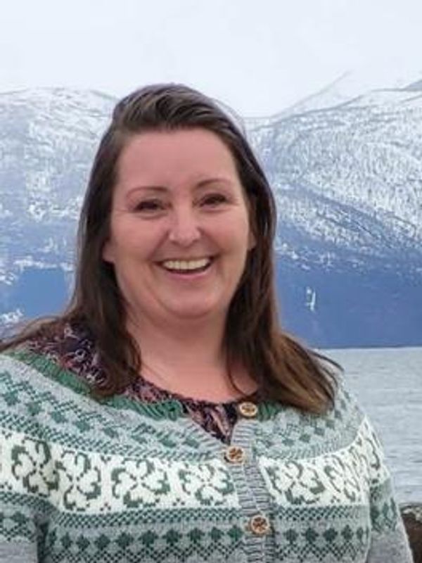 Lena Holmen vil jobbe for at ferja skal gå, og at det bur folk i husa på Træna, heile året.