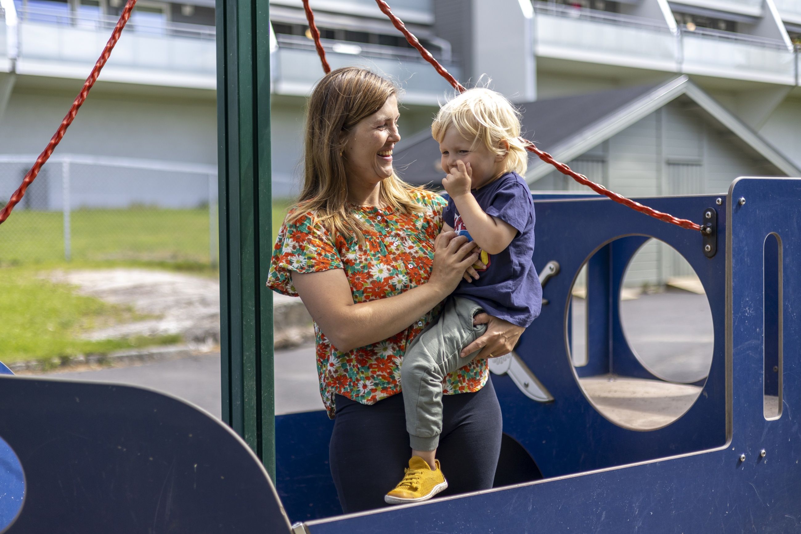 NØGD: Fra og med i dag sparer Sunniva Myrene Bratsberg inn mykje på barnehageplassen til sonen Julian, nå som regjeringa kuttar i maksprisen.