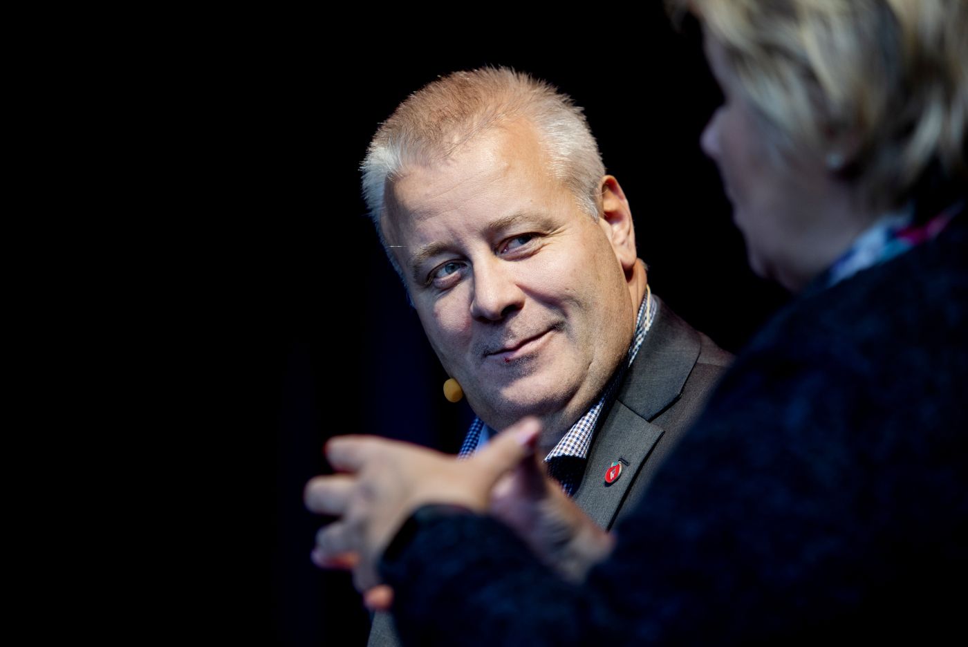 NYE KRAV: Mat- og landbruksminister Bård Hoksrud hører på statsminister Erna Solberg under klimadebatten på Dyrskund i Seljord. Foto: Tore Meek, NTB Scanpix