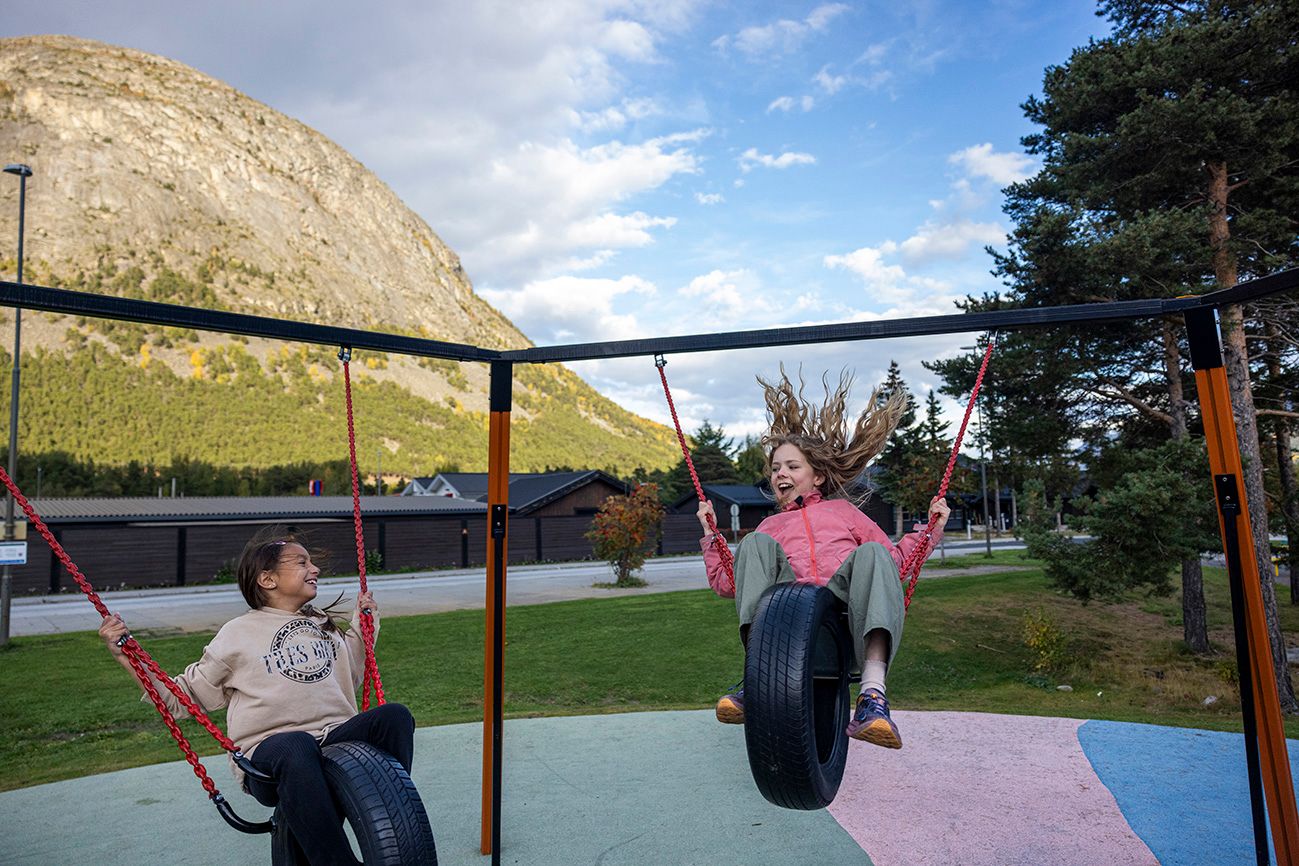 Bismo, 23. september Liv (til venstre) koser seg med bestevenninna Emma etter skoletid, i Bismo, nord i Gudbrandsdalen. Kort tid seinere vedtok Innlandet fylkeskommune å legge ned den videregående skolen i Lom, skolen Liv ville soknet til. Mulighet for videregående skole i nærheten var avgjørende da mora fikk med seg mann og barn til sin barndoms bygd for seks år siden. Nå er det stort engasjement i bygdene for å få til et privat alternativ i Lom. – Vi håper at dette går i orden, så vi fortsatt kan bo her i Skjåk, skriver mora Ragnhild Hesla Breie i en sms, på lillejulaften. Foto: Tom Henning Bratlie