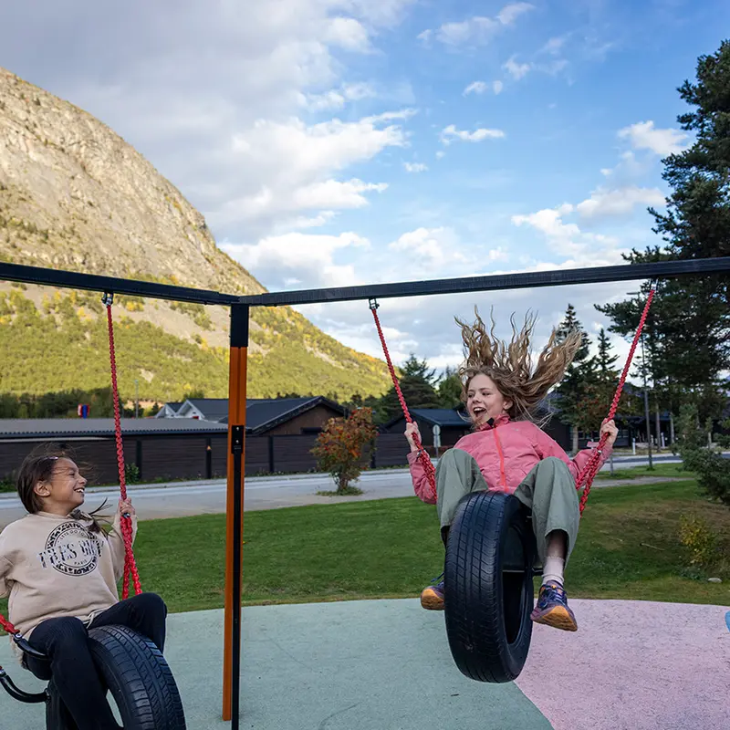 Bismo, 23. september Liv (til venstre) koser seg med bestevenninna Emma etter skoletid, i Bismo, nord i Gudbrandsdalen. Kort tid seinere vedtok Innlandet fylkeskommune å legge ned den videregående skolen i Lom, skolen Liv ville soknet til. Mulighet for videregående skole i nærheten var avgjørende da mora fikk med seg mann og barn til sin barndoms bygd for seks år siden. Nå er det stort engasjement i bygdene for å få til et privat alternativ i Lom. – Vi håper at dette går i orden, så vi fortsatt kan bo her i Skjåk, skriver mora Ragnhild Hesla Breie i en sms, på lillejulaften. Foto: Tom Henning Bratlie
