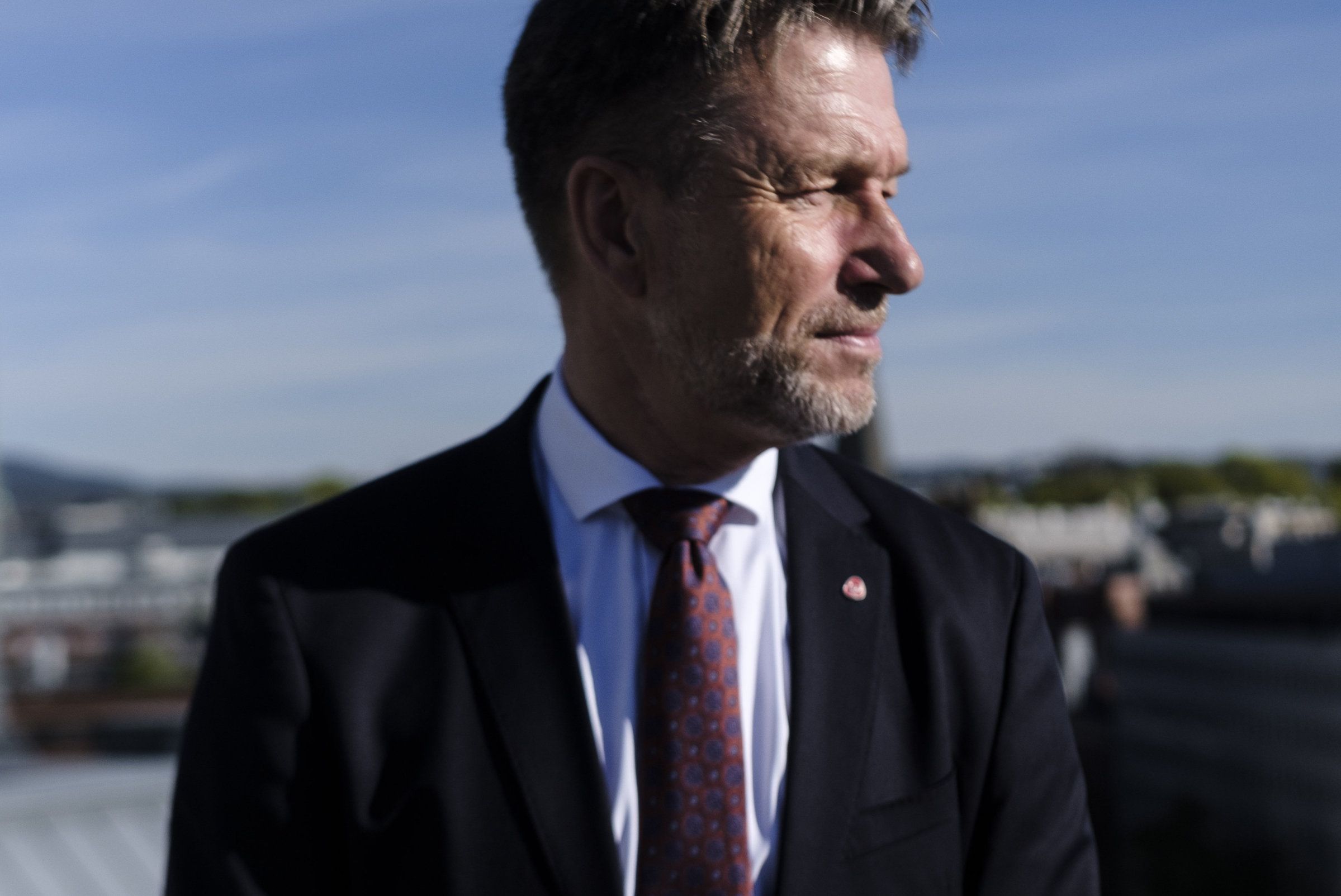 Portrett av Olje- og energiminister Terje Aasland tatt på taktersassen på Olje og energidepartamanget Sak:Mot veggen intervju.