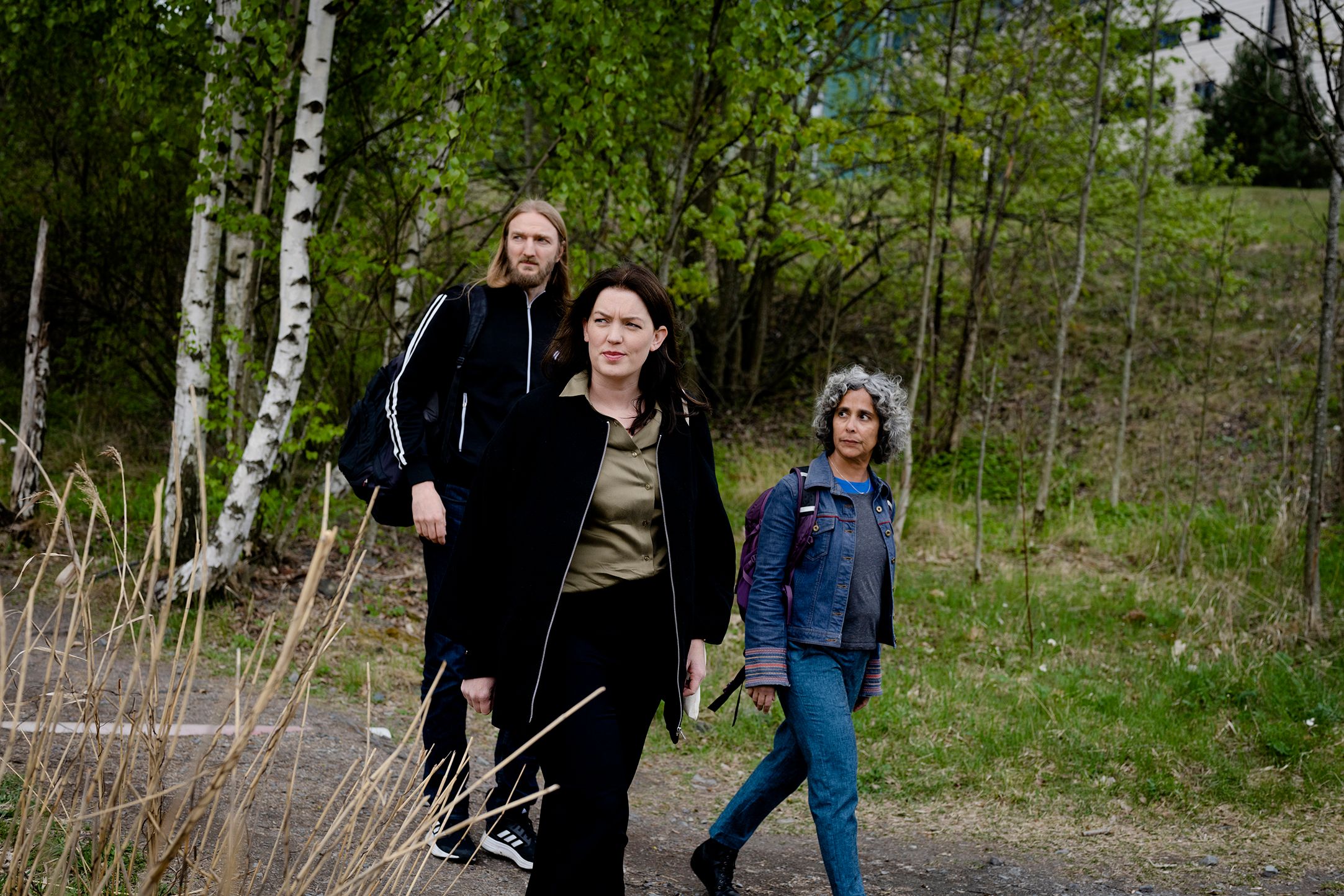 Tre sentralstyremedlemmer i Rødt er kritiske til partiledelsens forvaltning av partiets Nato-politikk: Synne Bjørbekk (mørkt hår), Mariette Lobo (krøller), Joakim Møllersen - her fotografert på Fornebu.