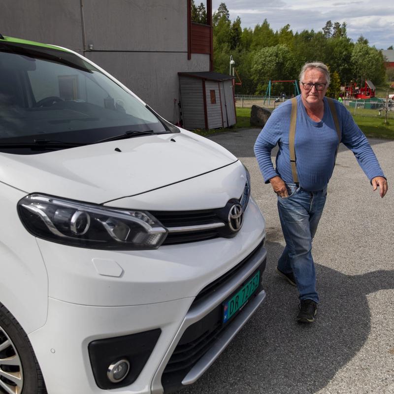 PARKERT: Trond Øverby viser Klassekampen sin gamle arbeidsplass. Etter mange år på veien som selvstendig næringsdrivende budbilsjåfør har han parkert bilen. Gjennom et langt yrkesliv har han sett bransjen endre seg til det verre. Nå roper han varsko.