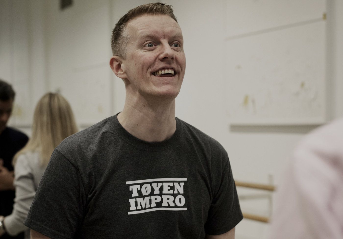 Terje Brevik sa opp jobben som godt betalt IT-konsulent for å drive improteater. Her under et helgekurs på Tøyen i Oslo. Foto: Hanne Marie Lenth Solbø