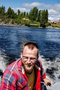 PÅ ROLIGE BØLGER: – Man er her i sånn tre dager, hvor du fortsatt har pulsen fra jobb og byen. Og så faller man til ro, sier Fredrik Høyer. Frihetsfølelsen sitter løst over innsjøen Stora Le i Nössemark i Sverige.