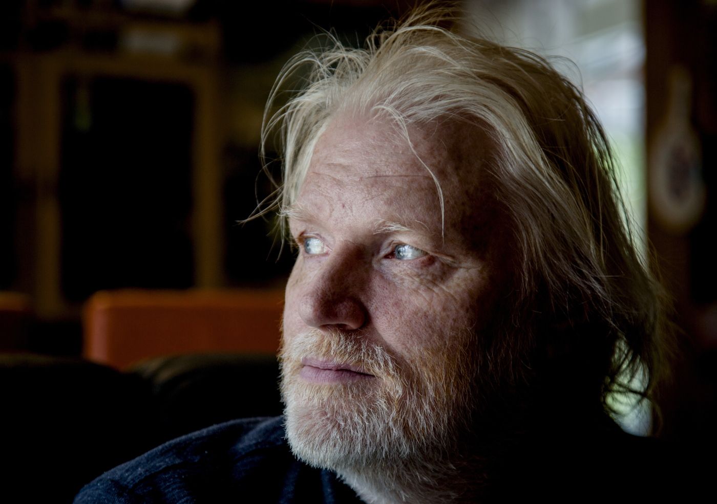 Frank Andersen (57) fra Indre Østfold var norsk soldat i FN-utenlandstjeneste i flere kontingenter, opplevde mye traumatisk og manglernde oppfølging. Han fikk diagnosen posttraumatisk stress, og er nå uførestrygdet. Han har tilpasset seg sine plager; Bor uten naboer, er alltid på vakt, må ha fluktmuligheter, kan ikke ha mange rundt seg, reiser ikke kollektivt, må sitte med ryggen mot veggen, har mareritt om nettene osv. Og han takker kona for stor tålmodighet, og gir henne æren for at han i hele tatt lever.