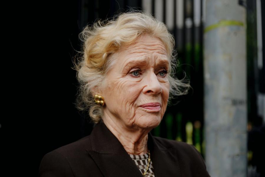 – Han skal frikjennes, sier Liv Ullmann om Julian Assange. 