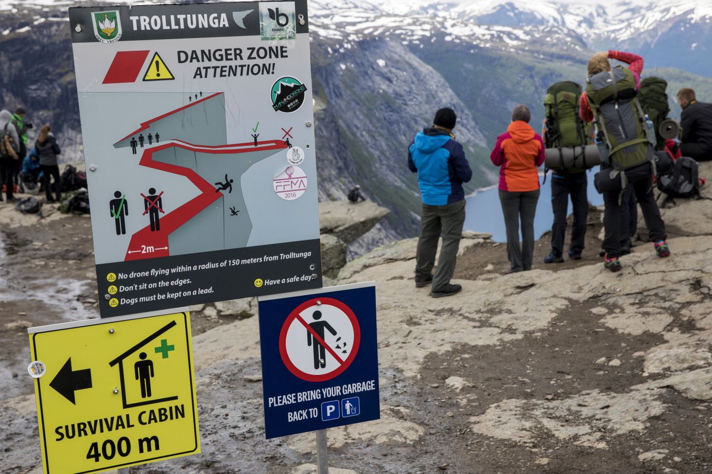 Tyssedal  20170621. 
 Selfie-turistene strømmer til Trolltunga. I år forventes det et sted mellom 100 000 og 150 000 turister til det spektakulære fjellet. 
 Foto: Tore Meek / NTB scanpix