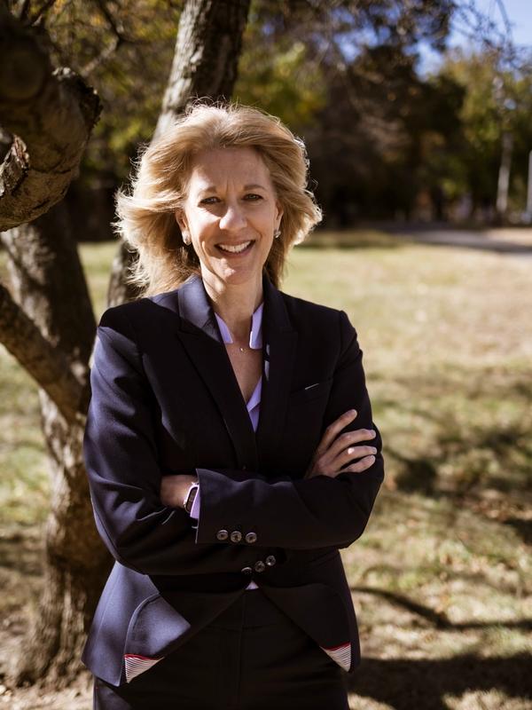Stjerne­øko­nom Stephanie Kelton har blitt gjort til kjeltring av Trump-verdenen.