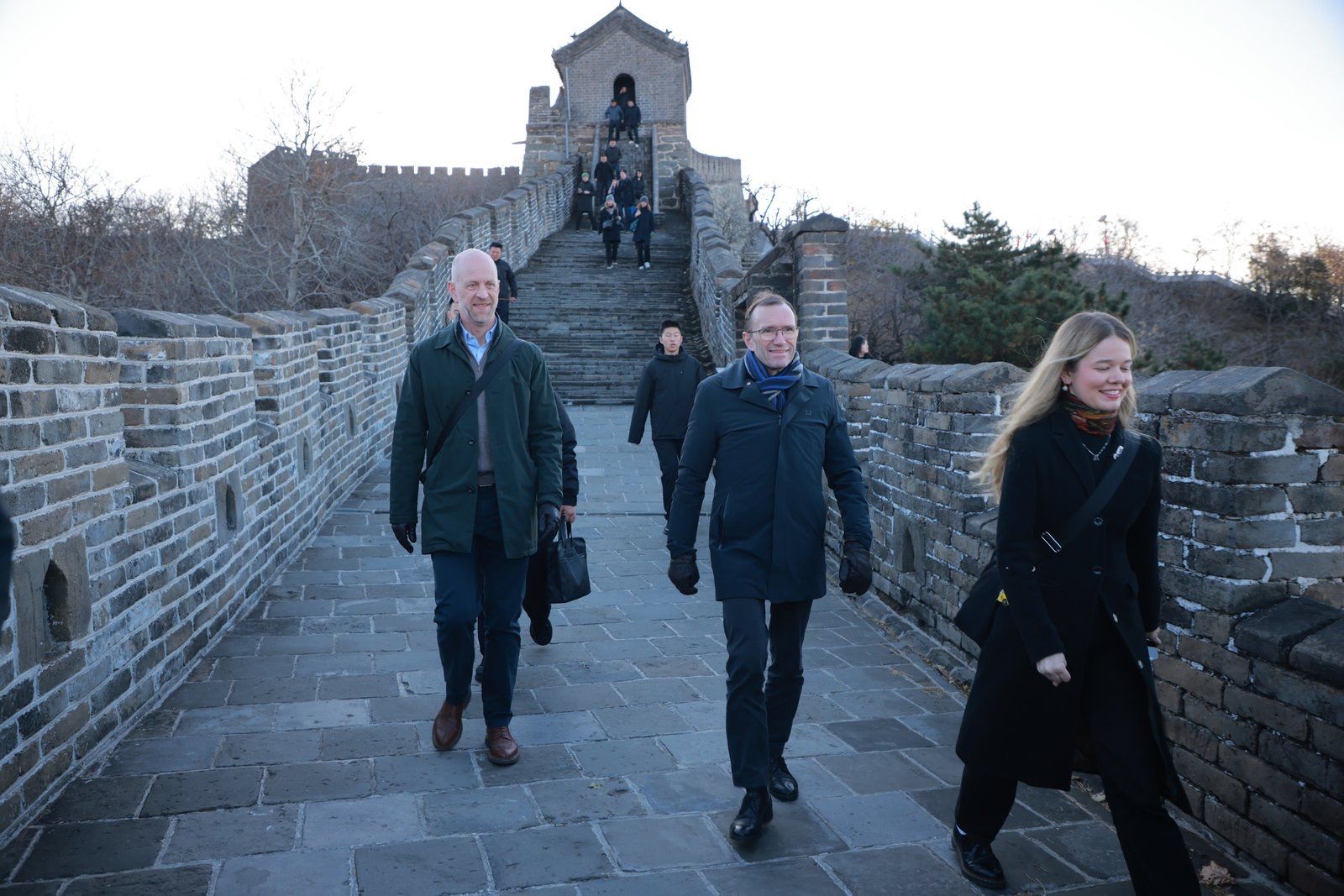 ØSTPOLITIKK: Ambassadør Vebjørn Dysvik, utenriksminister Espen Barth Eide og politisk rådgiver Milla Skaug Ødegaard spaserte på den kinesiske mur denne uka.