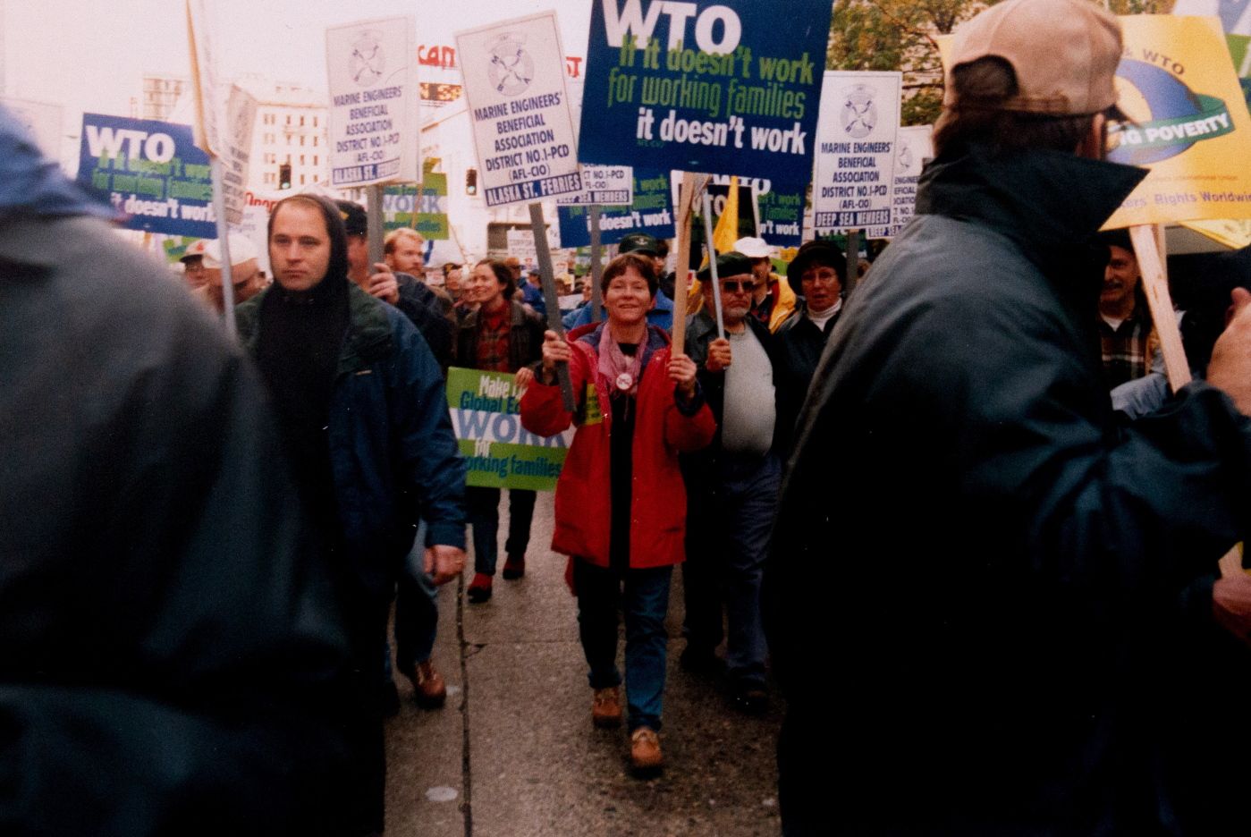 NB. BILDENE ER PRIVATE, TA KONTAKT MED LISBETH GIVERHAUG VED GJENBRUK 
  
  
 Til dokument om antiglobaliseringsbevegelsen i anledning at det er 20 år siden WTO-toppmøtet i Seattle. Lisbeth Giverhaug var i Seattle. Fotografert hjemme hos henne på Harpefoss i Gudbrandsdalen. Dette er bilder av gamle fotografier fra Lisbeths album. AVFOTOGRAFERING: Hanne Marie Lenth Solbø