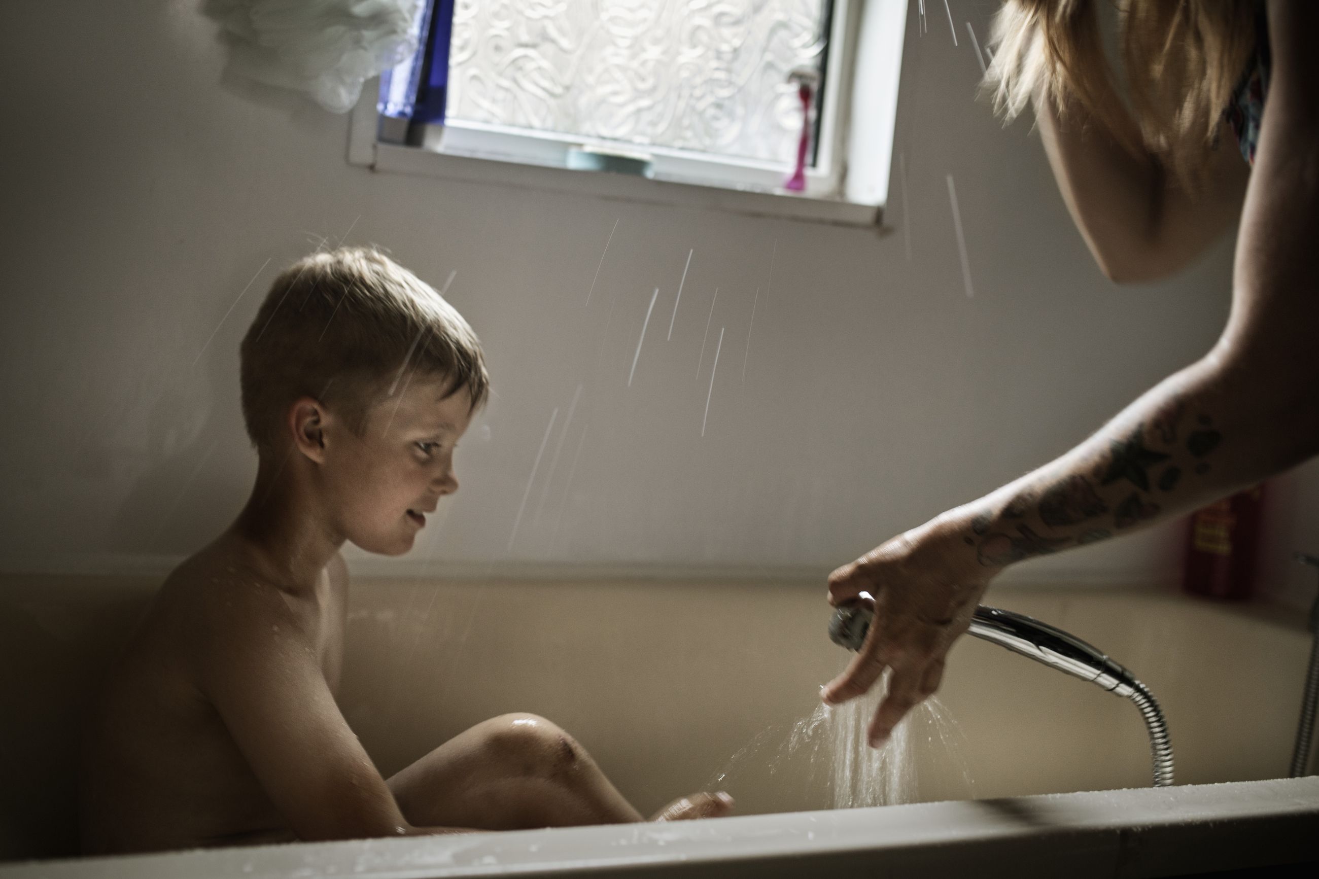 LIMBO: Vakaris, som her har blitt seks, bades av Aleksandra i 2017, ett år etter avstemningen. De lever i uvisse.