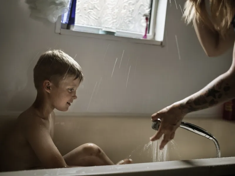 LIMBO: Vakaris, som her har blitt seks, bades av Aleksandra i 2017, ett år etter avstemningen. De lever i uvisse.
