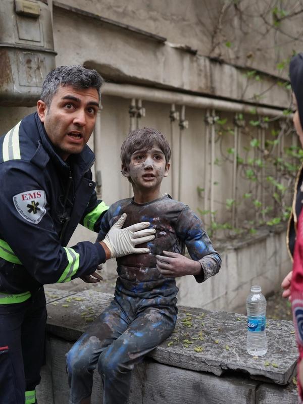 Mens utenriksministre i Midtøsten jobber for å få slutt på krigen, truer Donald Trump med å fullstendig utslette alt fra Irans kraftverk til øya Kharg.