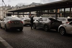 PÅ STEDET HVIL: Taxisjåfører for de internasjonale selskapene Uber og Bolt forteller om lange dager, lav betaling og maktesløshet. Her fra taxiholdeplassen på Oslo S.