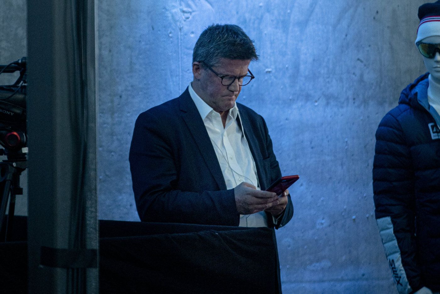 Vi hører på den tidligere svenske sosialdemokratiske politikeren Iljan Batljan snakke for norske eiendomsmeglere, på Norefjell ski & spa. Batljan har som mål å kjøpe seg opp i offentlig eiendom i Norge, som han skal leie tilbake til staten eller kommunene. 
  
 Foto: Tom Henning Bratlie