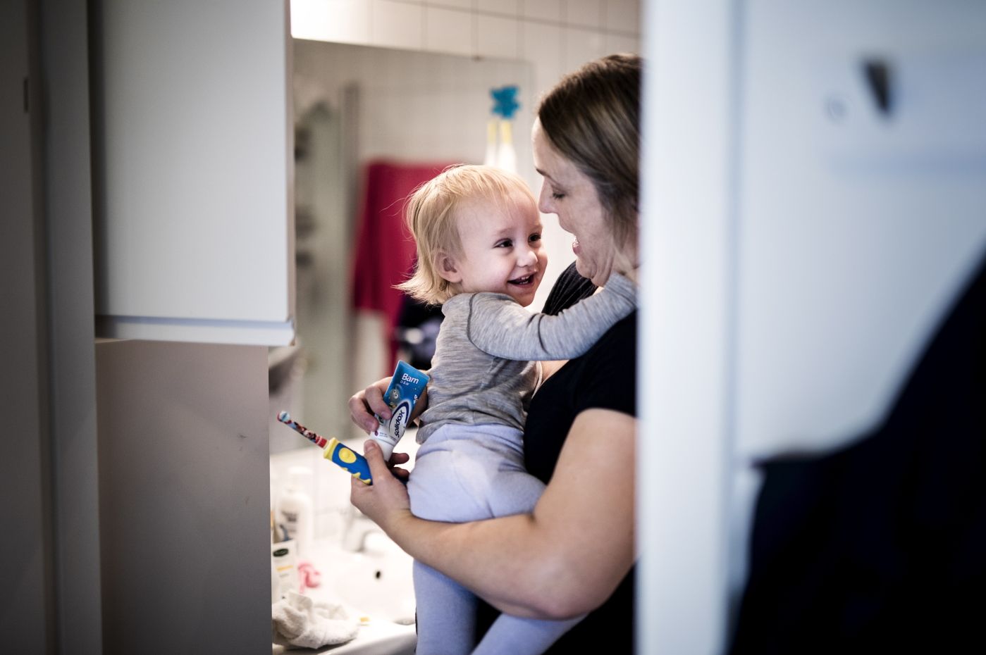 Oslo, Norge, 25.09.2018. Nina Mikkelson her sammen med sønnen Oscar, prøver å dra i gang et opprør mot tredelinga. Regjeringen har innført tredeling av foreldrepermisjonen: en del del til mor, en til far, og en del som kan deles som man selv vil. Mye motstand mot dette, fordi det forkorter kvinners permisjon. Foto: Christopher Olssøn.