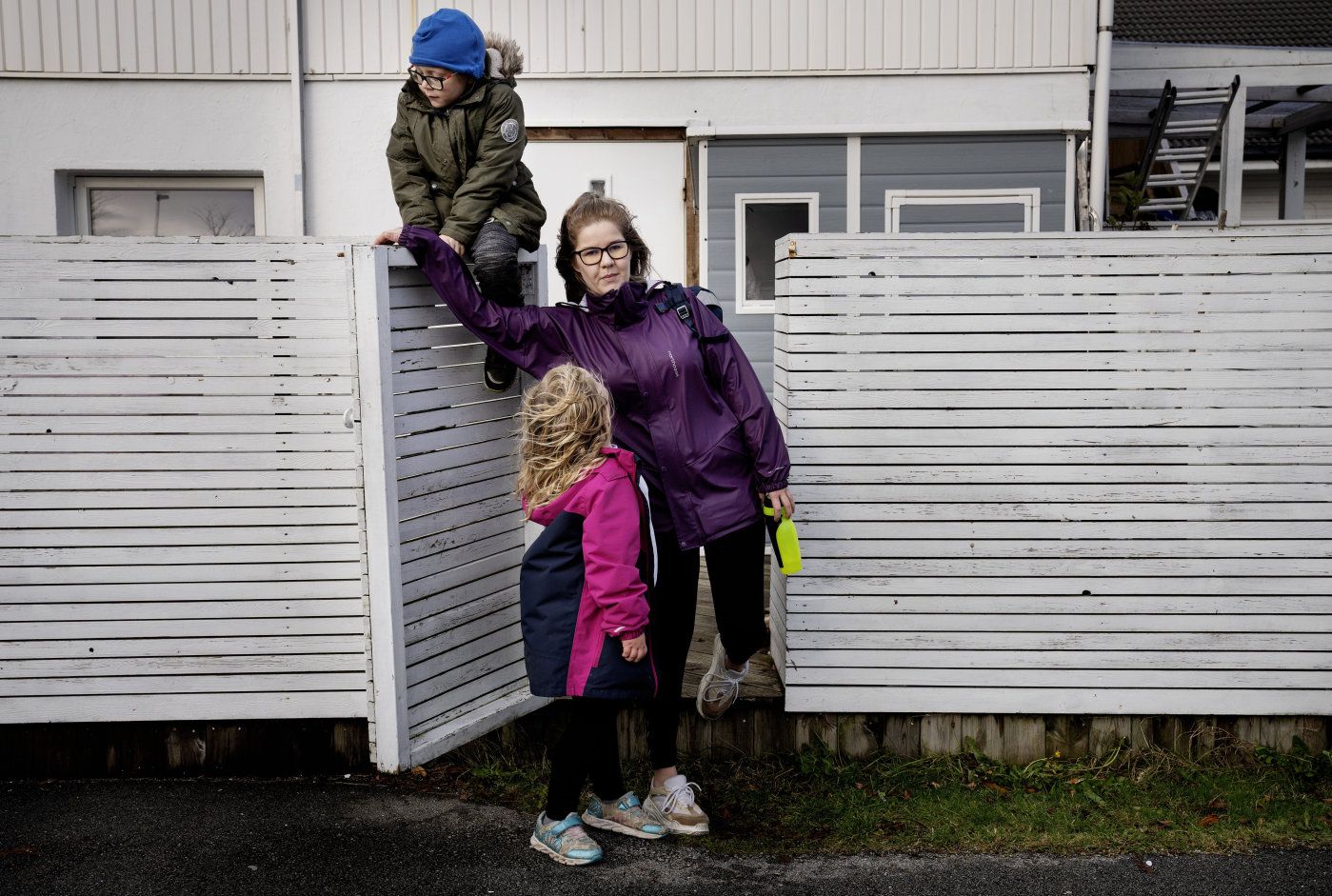 SOLA 28.10.2020: Carina Christensen er permittert fra selskapet som driver catering for flybransjen, og har ekstra god tid til ungene Niklas (6) og Lærke (5) de siste månedene. Som alenemor merker hun at det har blitt trangere økonomisk. Foto: Marie von Krogh