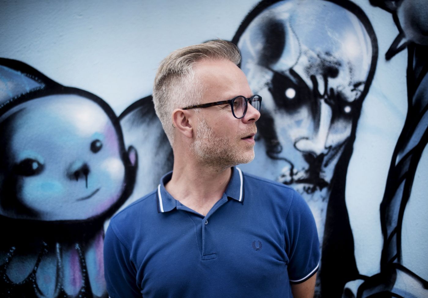 Forfatter Tore Renberg har begynt å skrive på nynorsk. Han tar oss med en runde i Stavanger. Her: Rusletur i Fargegata i Stavanger, etterhvert en ikonisk gate med hipstrete koselige kafeer.