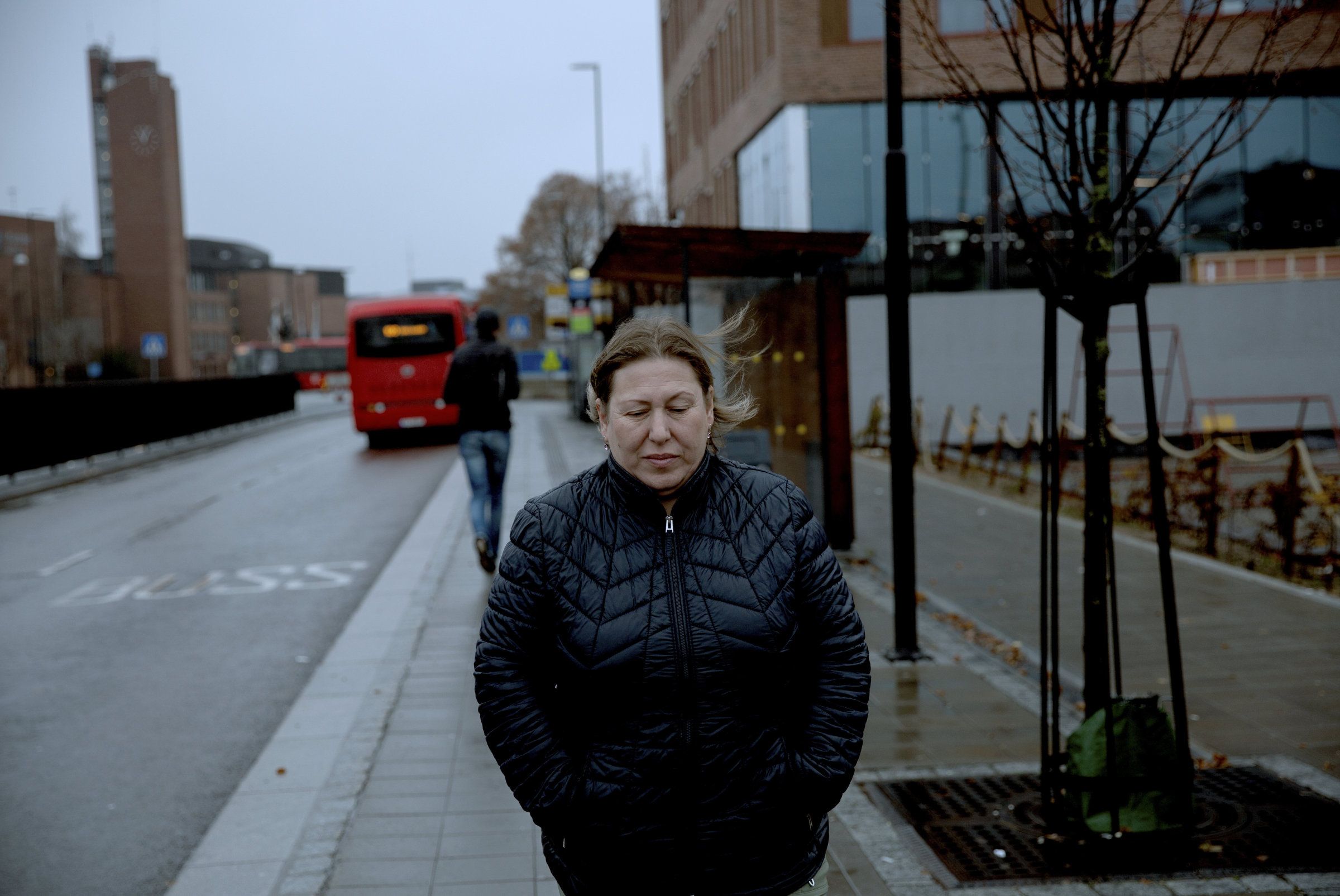 Hvis kollektivtilbudet i Oslo og Viken nedskaleres kan det gjøre det vanskeligere for pendlere å komme seg til jobb, vi møter Magjide Rama som jobber som reinholder på Ahus og pendler dit med buss. Her er hun fotografert på Lillestrøm stasjon, der hun tar bussen fra. Foto: Hanne Marie Lenth Solbø