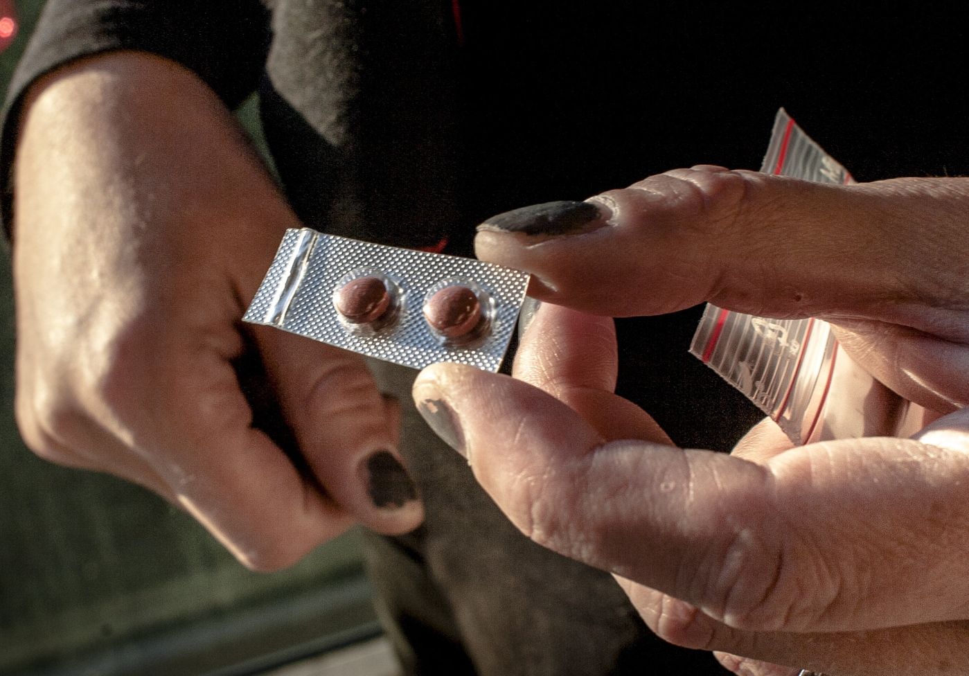 Rachel Halvorsen er LAR-bruker i Trondheim, og har vært det de siste 14 årene. Hun er redd Krfs foreslåtte kutt i lavterskel Lar vil koste liv. To dager om dagen tar hun et morfinlignende preparat som må hentes på apoteket fem dager i uka. Første dose må tas på apoteket, mens de ansatte ser på- Det er to tabletter i hver dose.