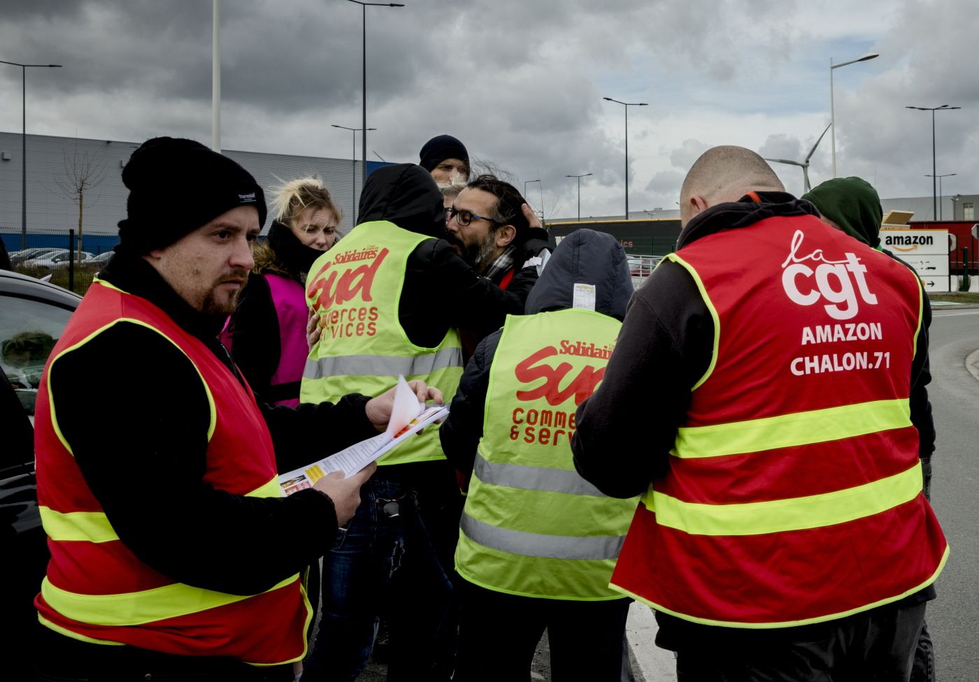 Frankrike. Amazon i Douai. De gule vestene blokkerer Amazon-lagre rundt omkring i landet. Tre ansatte har fått sparken fordi de støttet De gule vestene på facebook. Fagforeninga CGT har gått sammen med gule vester og de har bloggert Amazon-terminaler rundt omkring.