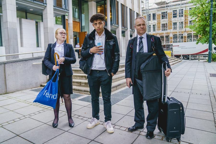 Etter at mora reiste ut av Norge i 2017, bestemte 15 år gamle Mustafa og 17 år gamle Abdel seg for å reise etter.