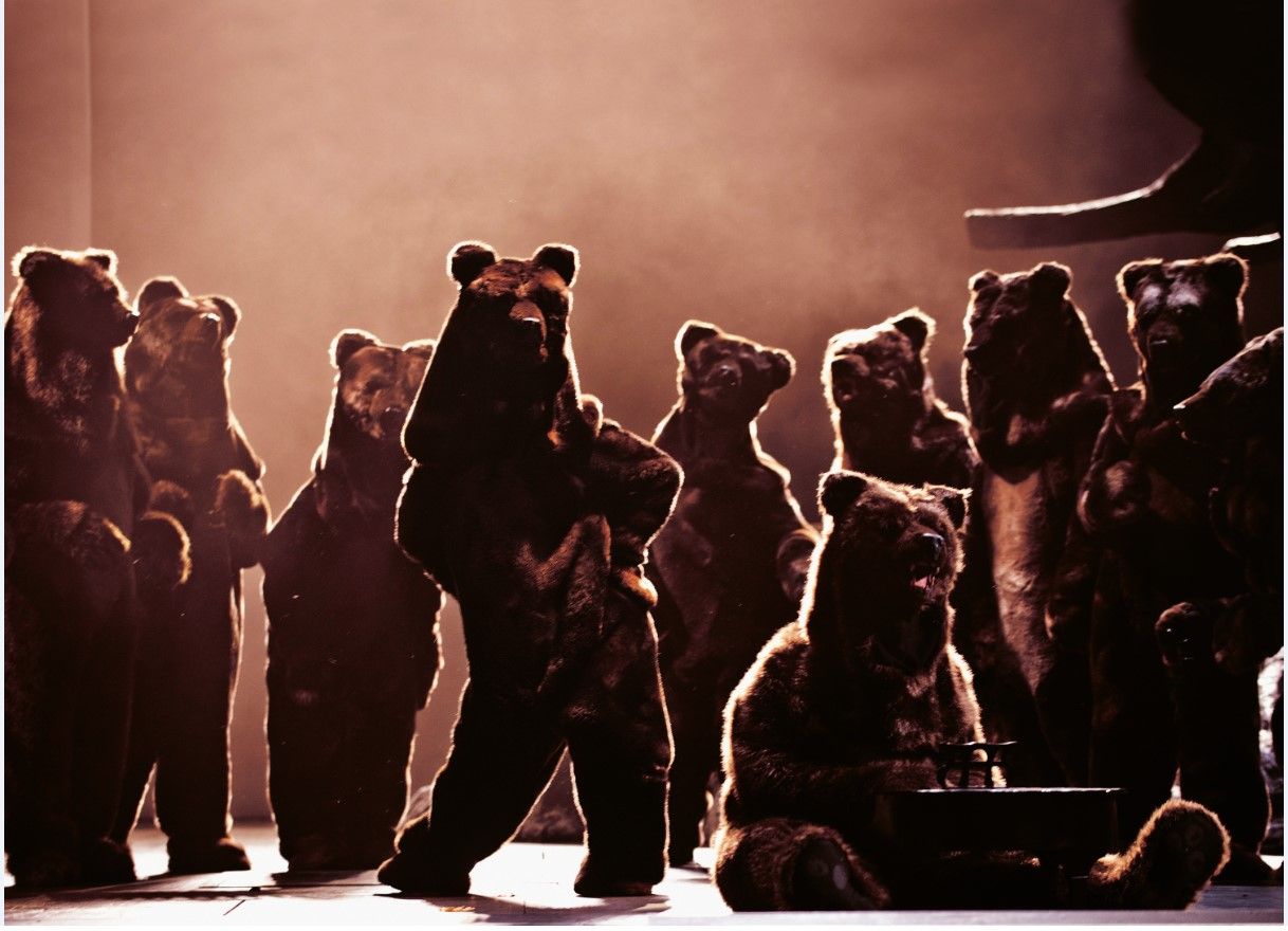 GJENBRUK: Det Norske Teatret låner kostymer og scenografi fra Ole Anders Tandbergs svenske oppsetning av «Tryllefløyten».